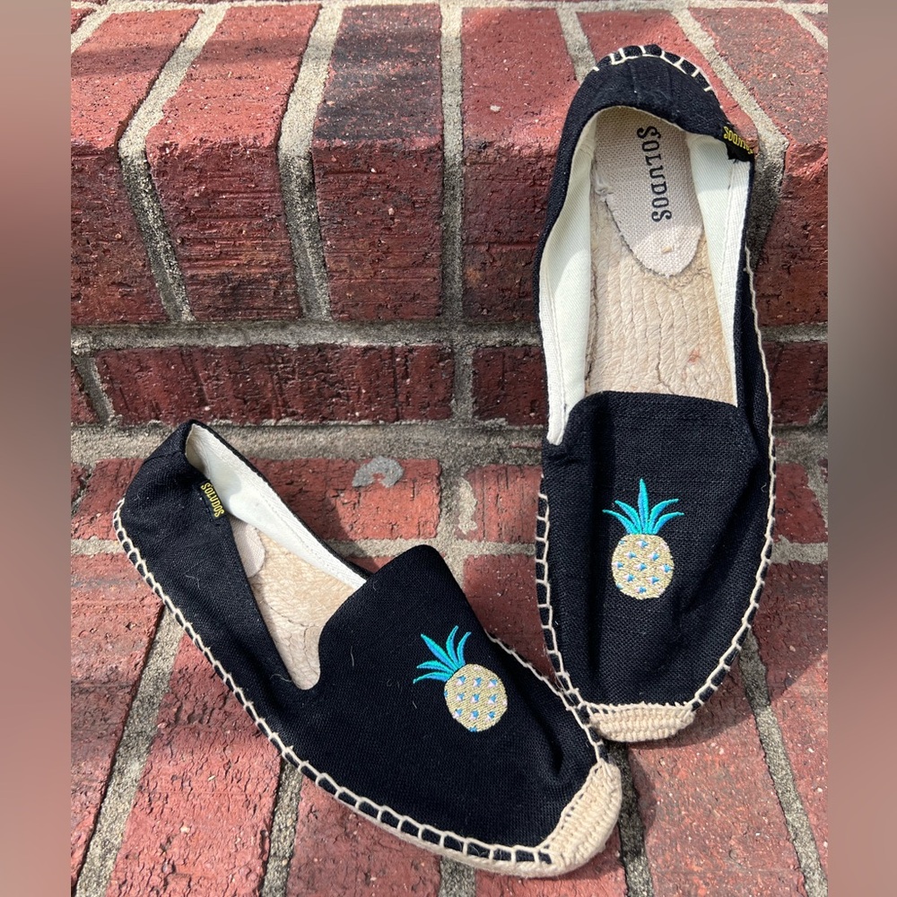 Soludos slip on shoes with embroidered pineapple. Size 10